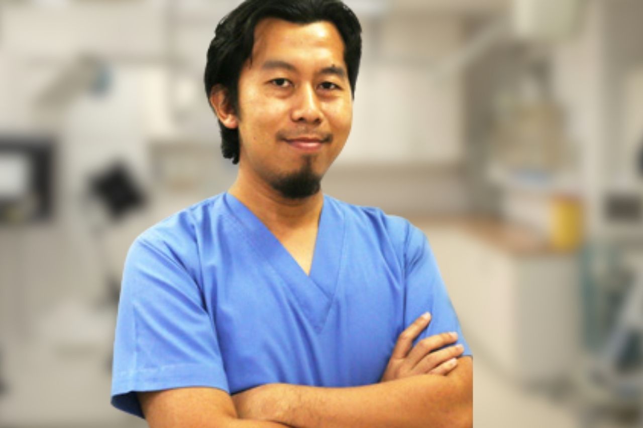 Experienced doctor performing hair restoration with advanced FUE technology at The InterClinic
