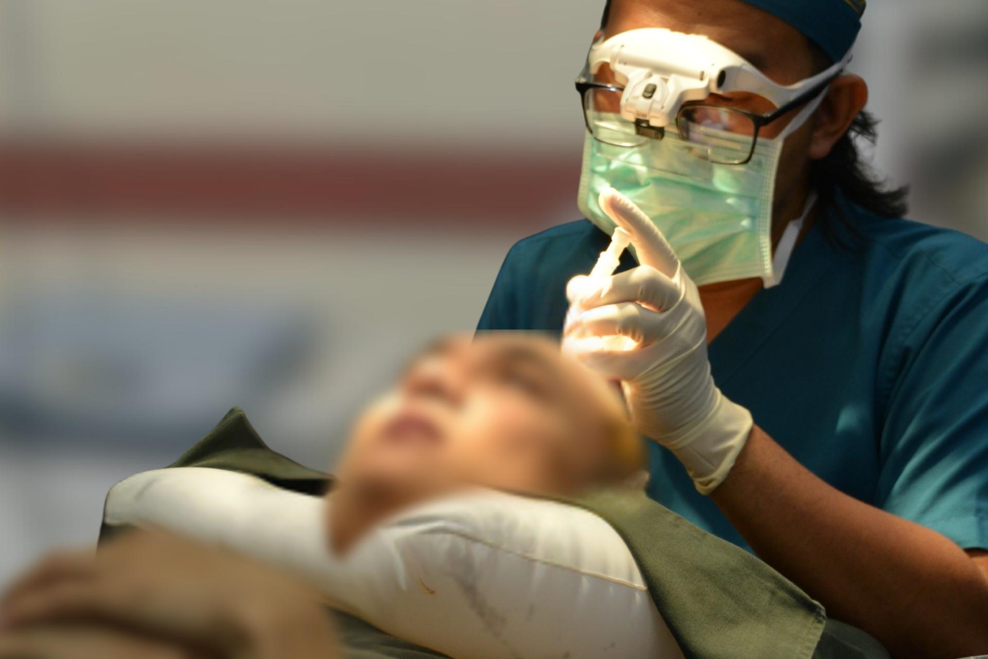 Dr. Ruzaidi performing evidence-based medical treatment at InterClinic Malaysia
