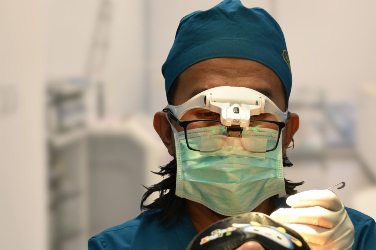 Dr. Ruz performing advanced hair restoration procedure using FUE technique at InterClinic Malaysia