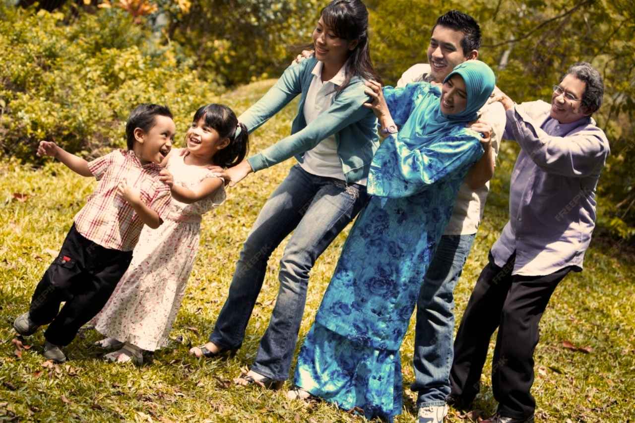 "Three-generation family symbolizing inherited health and the importance of genetic test screening at InterClinic"