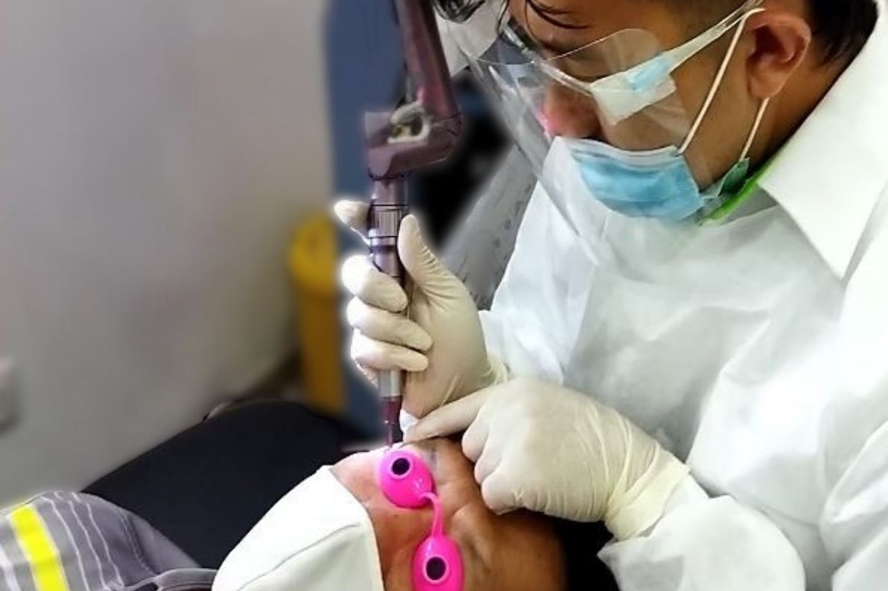 Dr. Ruz performing advanced aesthetic treatment at leading aesthetic medicine clinic in Kuala Lumpur